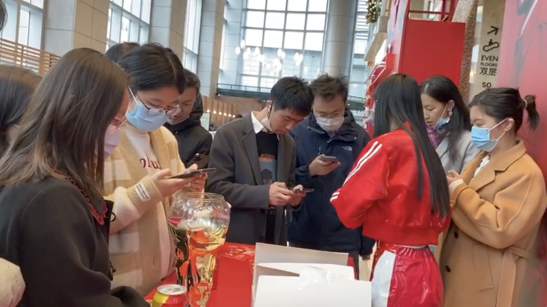 推首款数字化啤酒，百威抢“戏”世界杯！