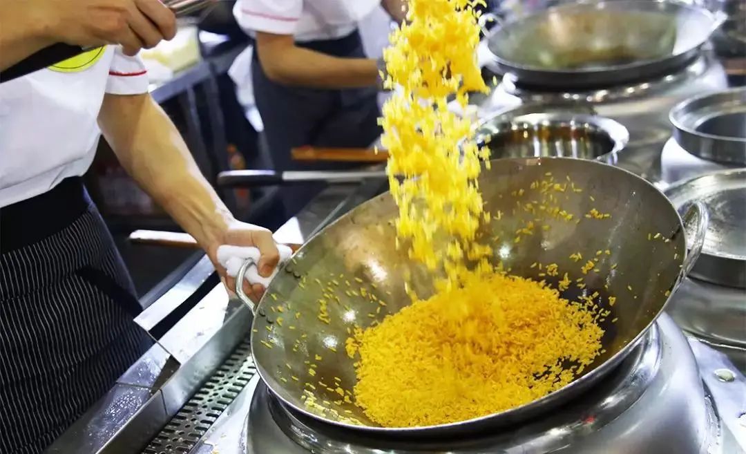 请裸男厨师做炒饭,一年卖了1个亿