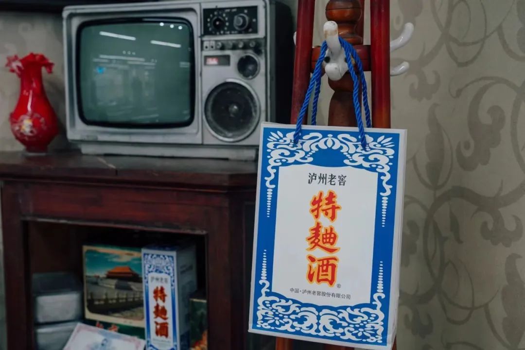 寻找一座城市的“老Gào”，“穿越者”泸州老窖特曲60版掀起回忆杀！