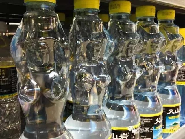椰树35年挂历来了,网友大呼:不敢挂!