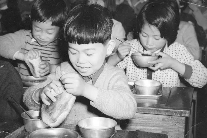 在日本面包主食化，竟是因为推行了半世纪的校餐制度