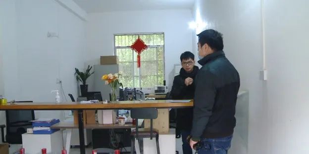 放烟花致1000多只鸡死亡，养殖户哭诉：损失8万多
