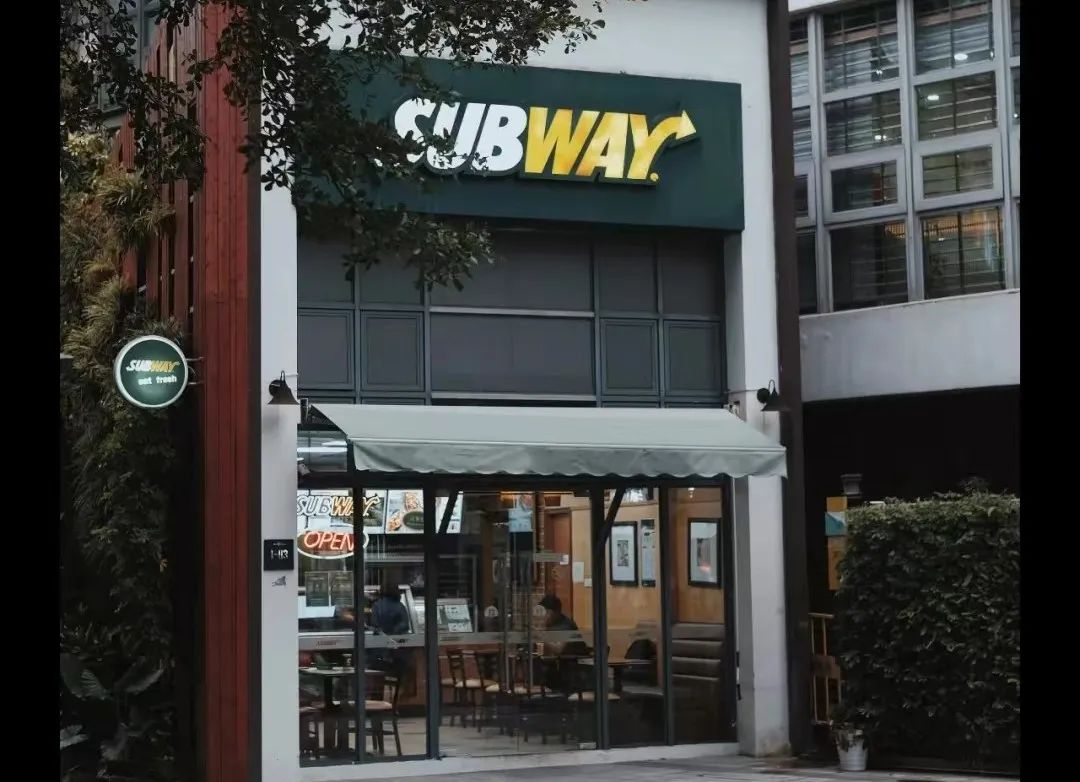 靠卖三明治，两位企业家在全球开了3.7万家店