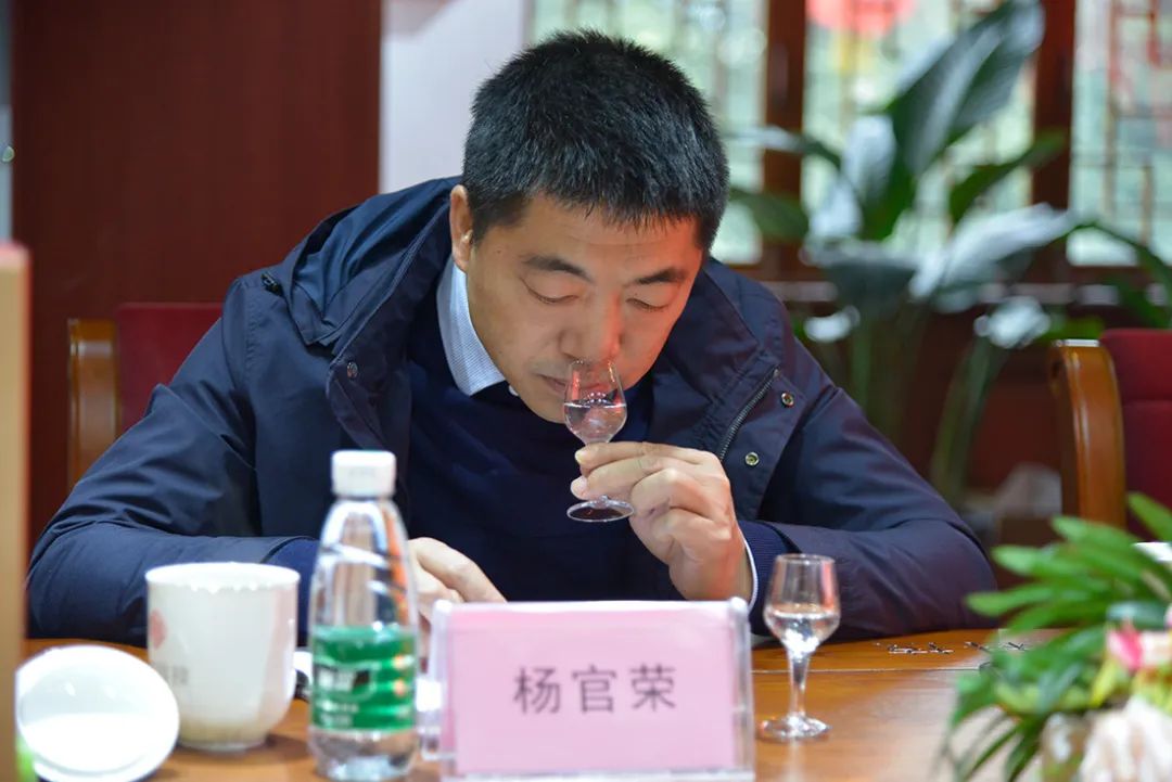 “硬核实力派”杨官荣：唯一四届国评的荆棘之路| 酩人
