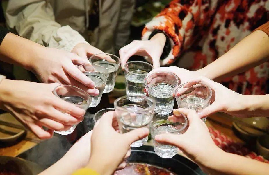 酒企争先布局百元价位段,酱酒迎新“蓝海”