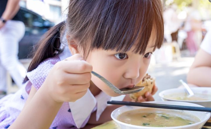 暴利又“忽悠”的“儿童食品”,坑惨老母亲