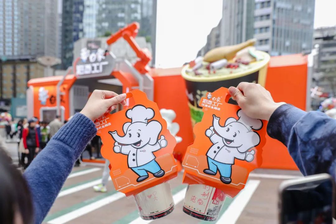 从白象泡面工厂的爆火,看品牌如何圈粉Z世代