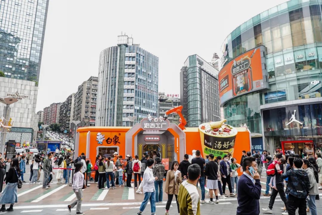 从白象泡面工厂的爆火，看品牌如何圈粉Z世代