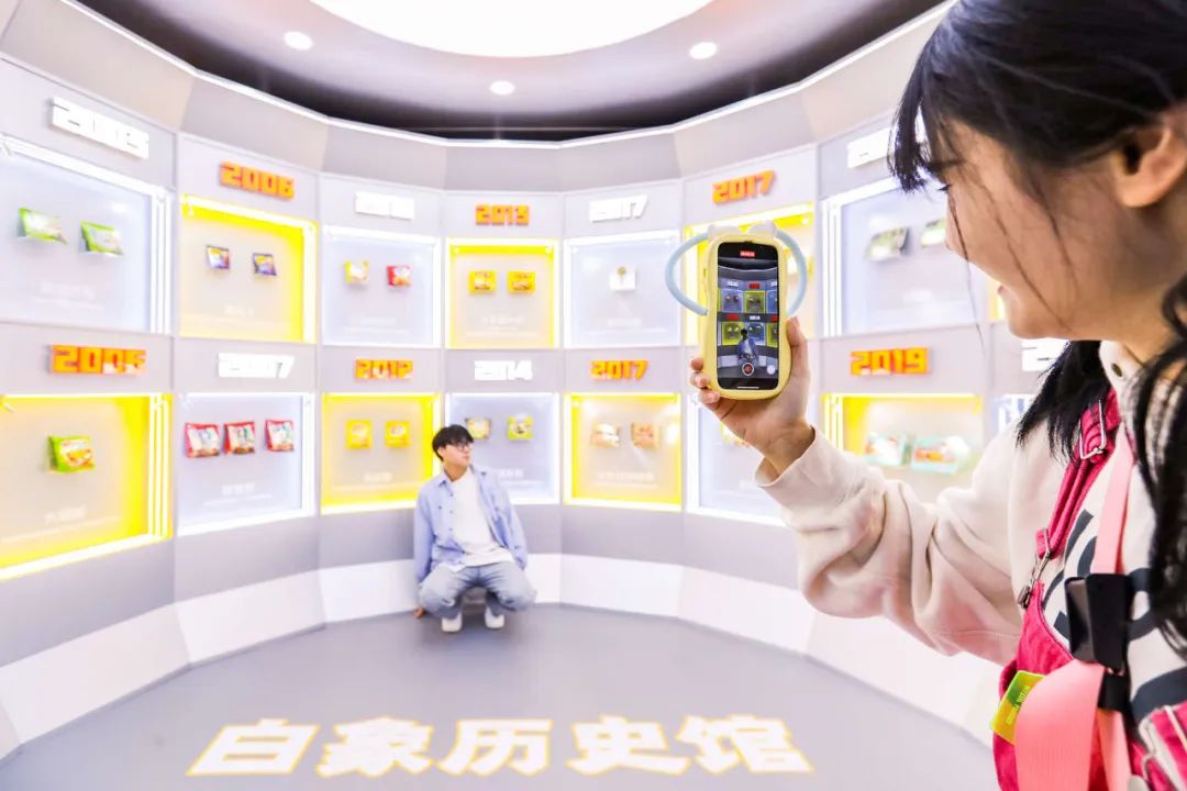 从白象泡面工厂的爆火,看品牌如何圈粉Z世代
