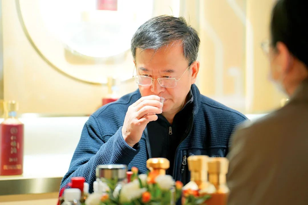 芦忠于、王新国等到仁怀酒糖酒会展厅巡馆