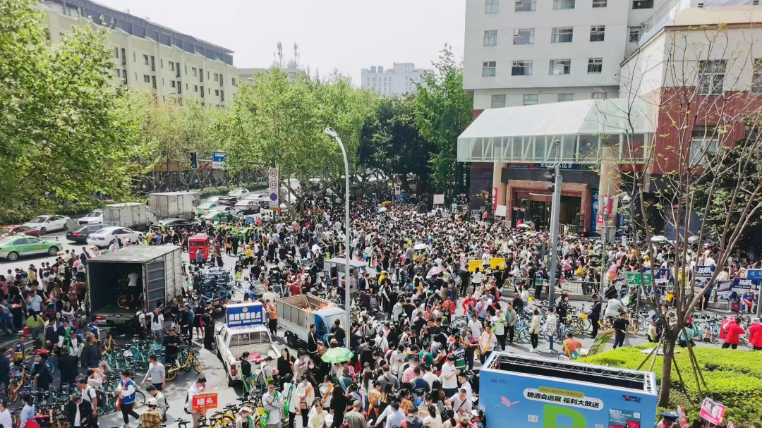 自称“签约1个亿”,张兰、李国庆们在糖酒会上搞起了直播