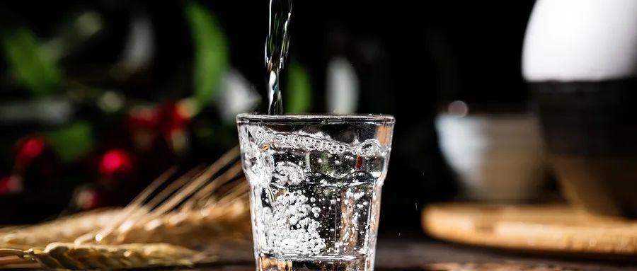 摄图网_501388021_wx_白酒倒酒(企业商用).jpg 酒类线上化趋势明显,平台酒企紧抓新机遇