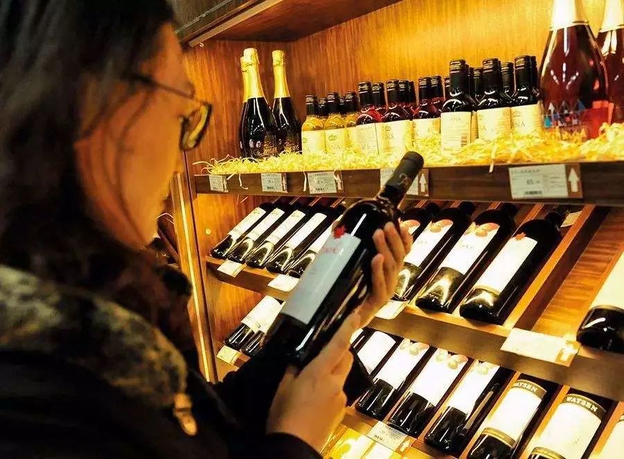 如何对消费者解释进口红酒与国产红酒的区别?
