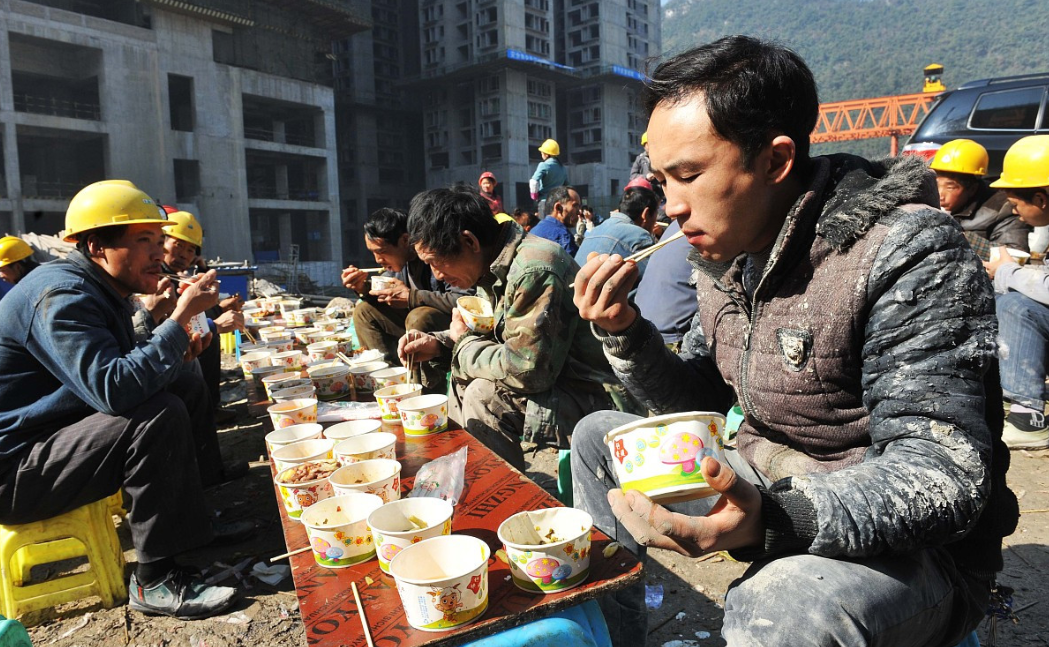 15块钱40个菜,物美价廉还量大:全网打卡的“工地盒饭”,正在悄悄变味