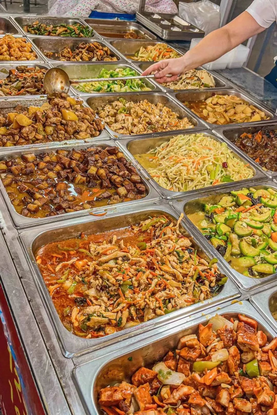 15块钱40个菜,物美价廉还量大:全网打卡的“工地盒饭”,正在悄悄变味