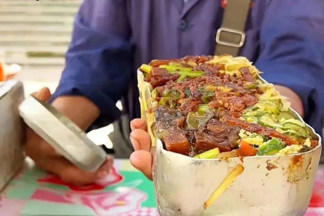 15块钱40个菜,物美价廉还量大:全网打卡的“工地盒饭”,正在悄悄变味