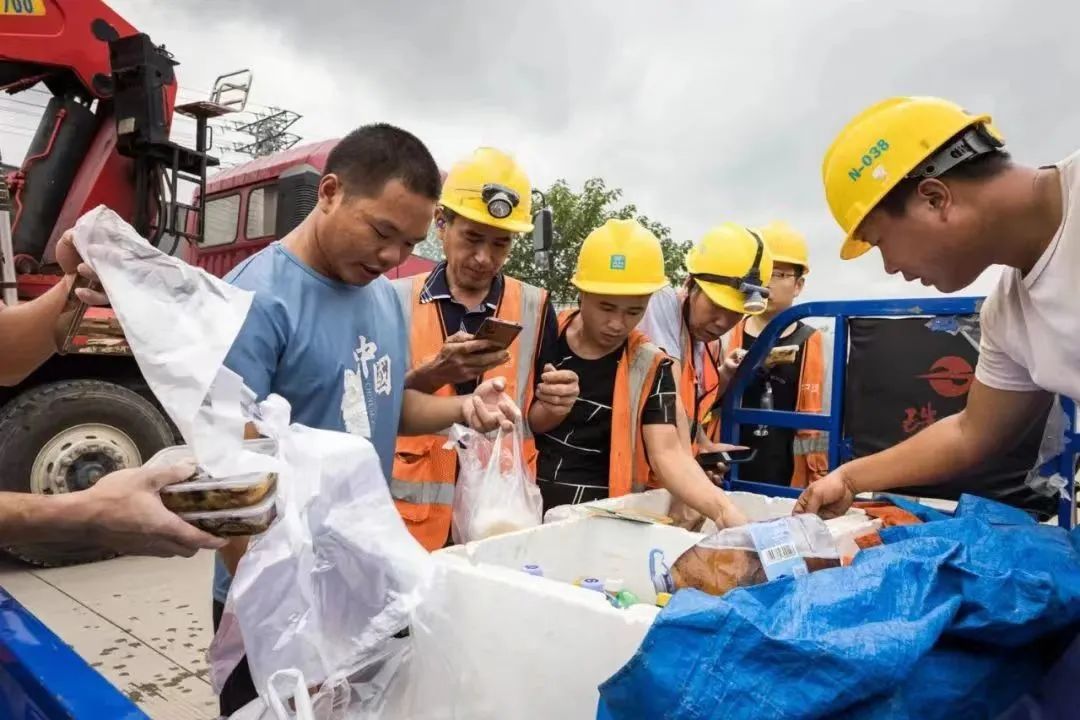 15块钱40个菜,物美价廉还量大:全网打卡的“工地盒饭”,正在悄悄变味