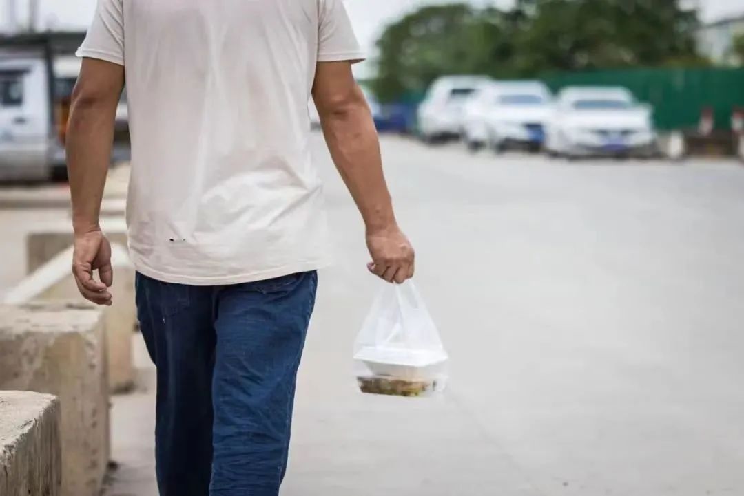 15块钱40个菜,物美价廉还量大:全网打卡的“工地盒饭”,正在悄悄变味