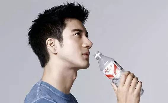 从保健品到瓶装水，卖水首富的爱恨情仇！