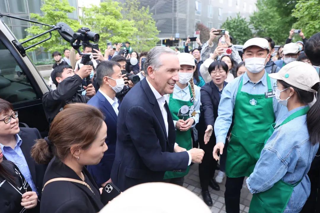 “星巴克之父”霍华德·舒尔茨来中国的这两天，有点忙！