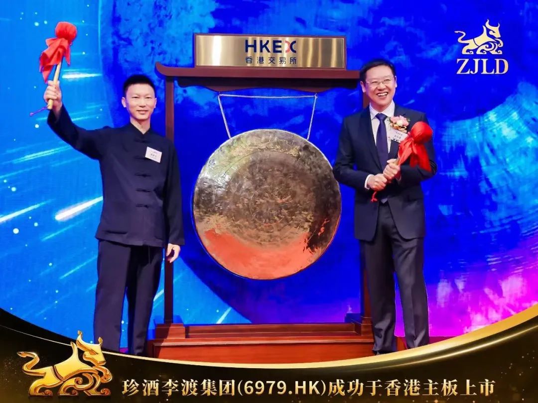 突出重围赴港敲钟,吴向东背后的十六个“镜像人生”
