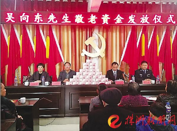 突出重围赴港敲钟，吴向东背后的十六个“镜像人生”