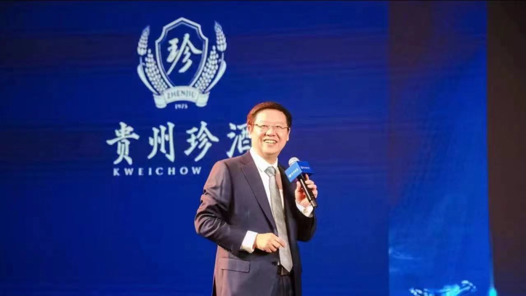 突出重围赴港敲钟，吴向东背后的十六个“镜像人生”