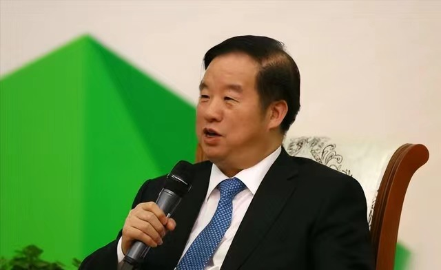 突出重围赴港敲钟，吴向东背后的十六个“镜像人生”