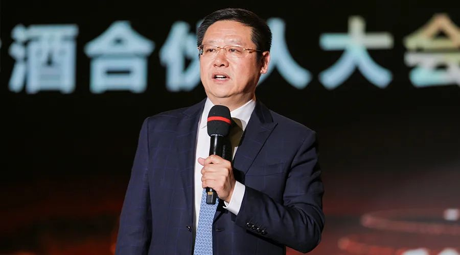 突出重围赴港敲钟，吴向东背后的十六个“镜像人生”