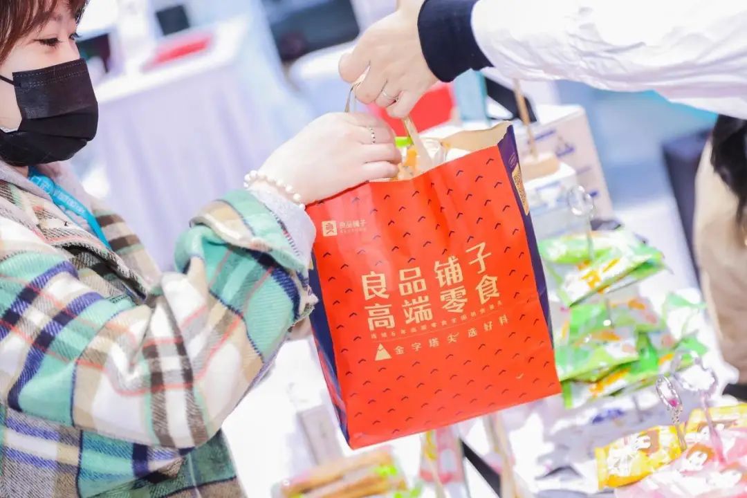 财报看势 | 休闲食品：线上镀金，线下变阵