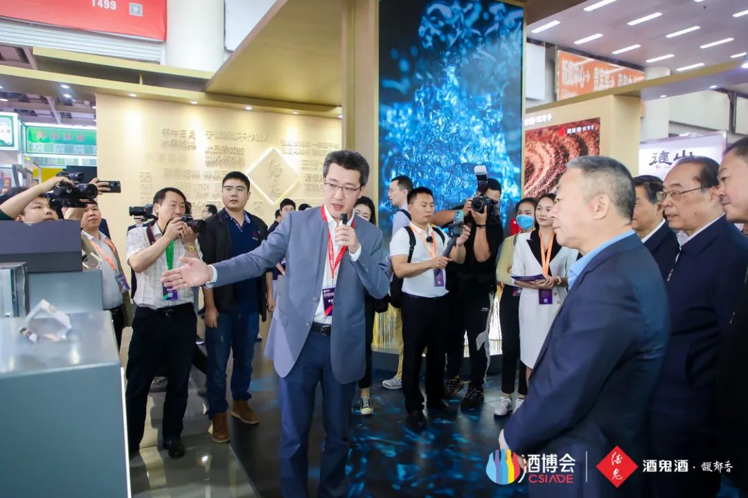 湘酒齐聚长沙、共探发展路径,酒鬼酒给出了怎样的解答?