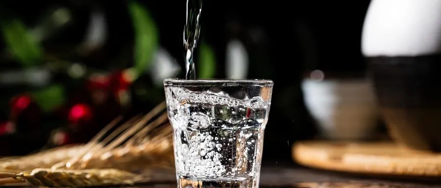 摄图网_501388021_wx_白酒倒酒(企业商用).jpg 厂家和终端的双重挤压下,白酒经销商的未来之路该怎么走?