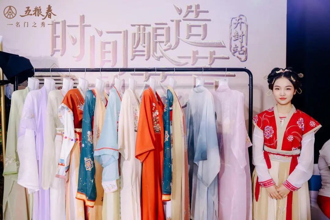 宋代服饰.jpg 文化大剧礼“豫”中原,五粮春以“宋风酒韵”启序新章!