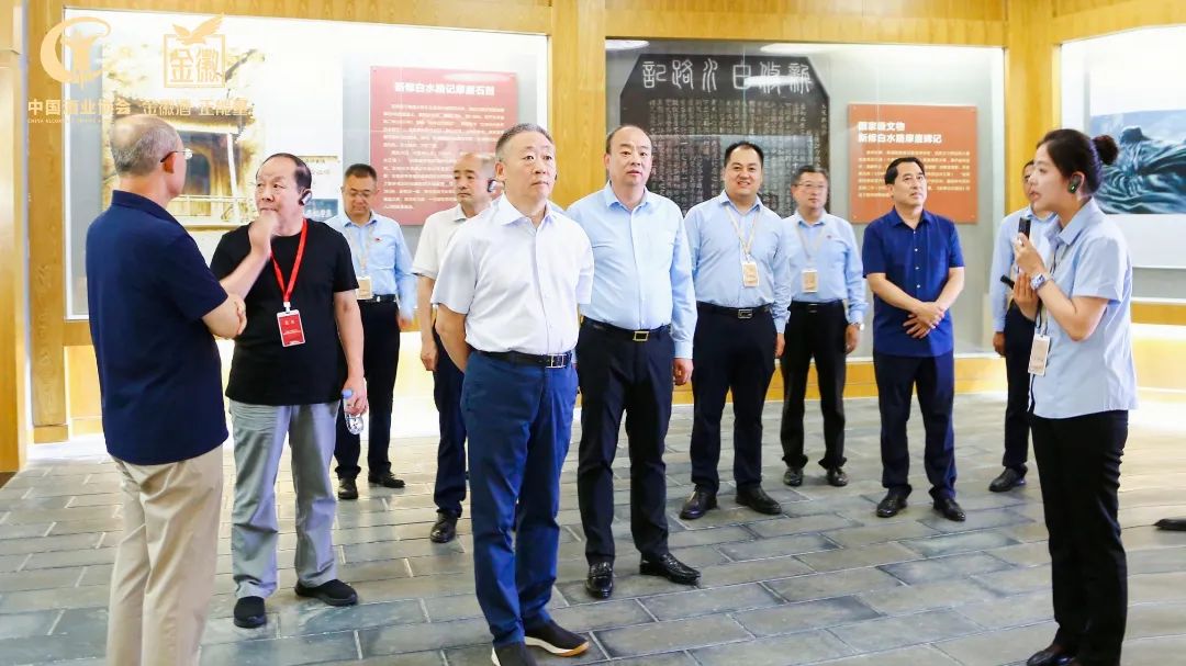 微信图片_202307121657432.jpg 在金徽酒召开的这场大会上,全行业寻找老酒柔顺的科学