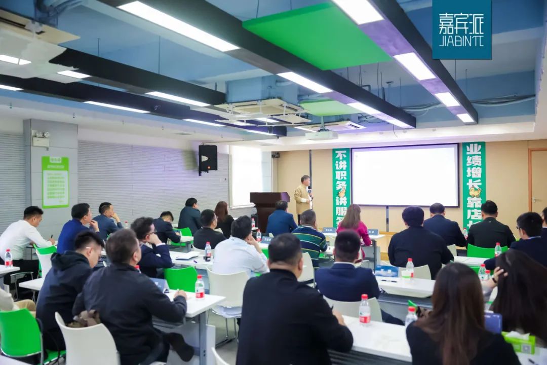 老乡鸡束从轩：为什么有利于公司的口号都不灵？