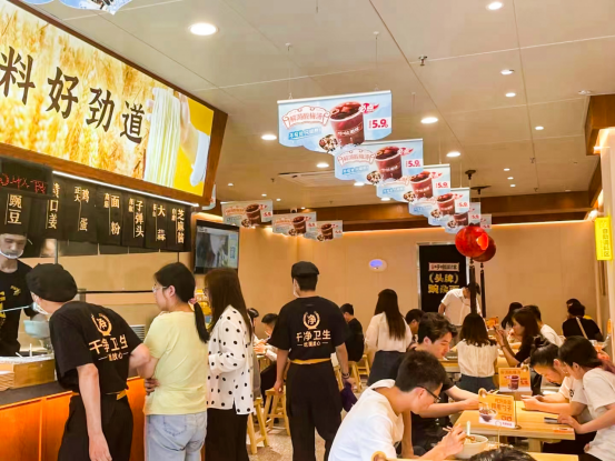 三年逆势开店60家，获中国快餐百强企业称号，这家重庆本土连锁小面馆凭什么？