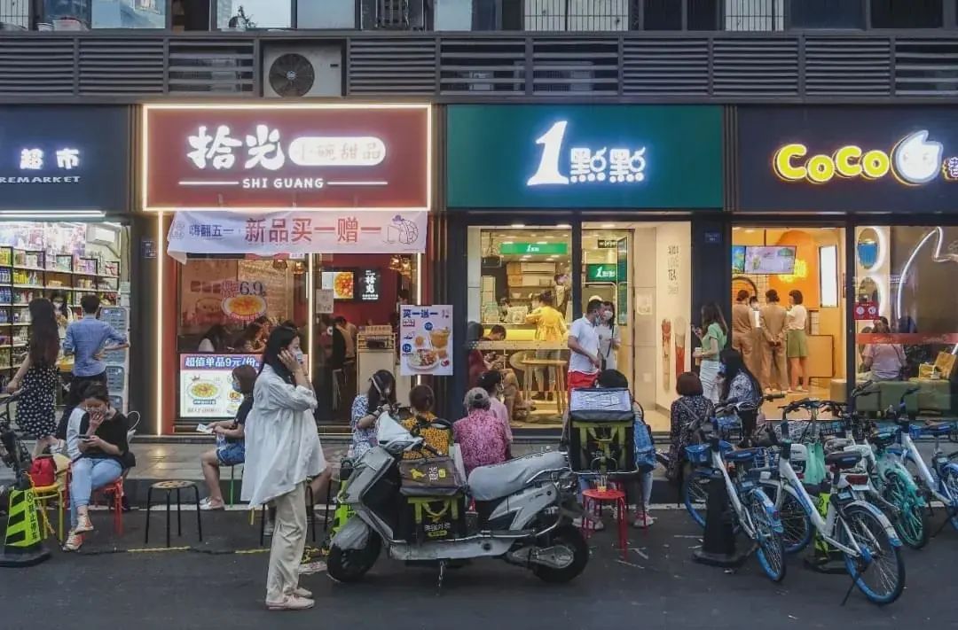 茶百道、霸王茶姬等多家新茶饮企业扎推IPO,准备讲“加盟”故事吗?