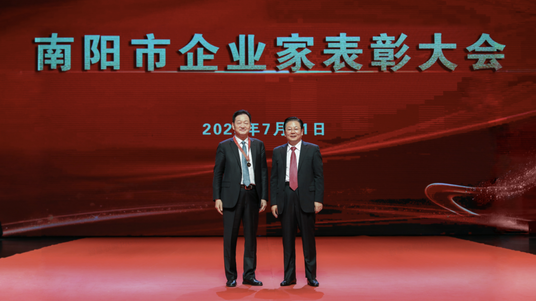 牧原董事长秦英林荣获南阳市2022年度“功勋企业家”奖