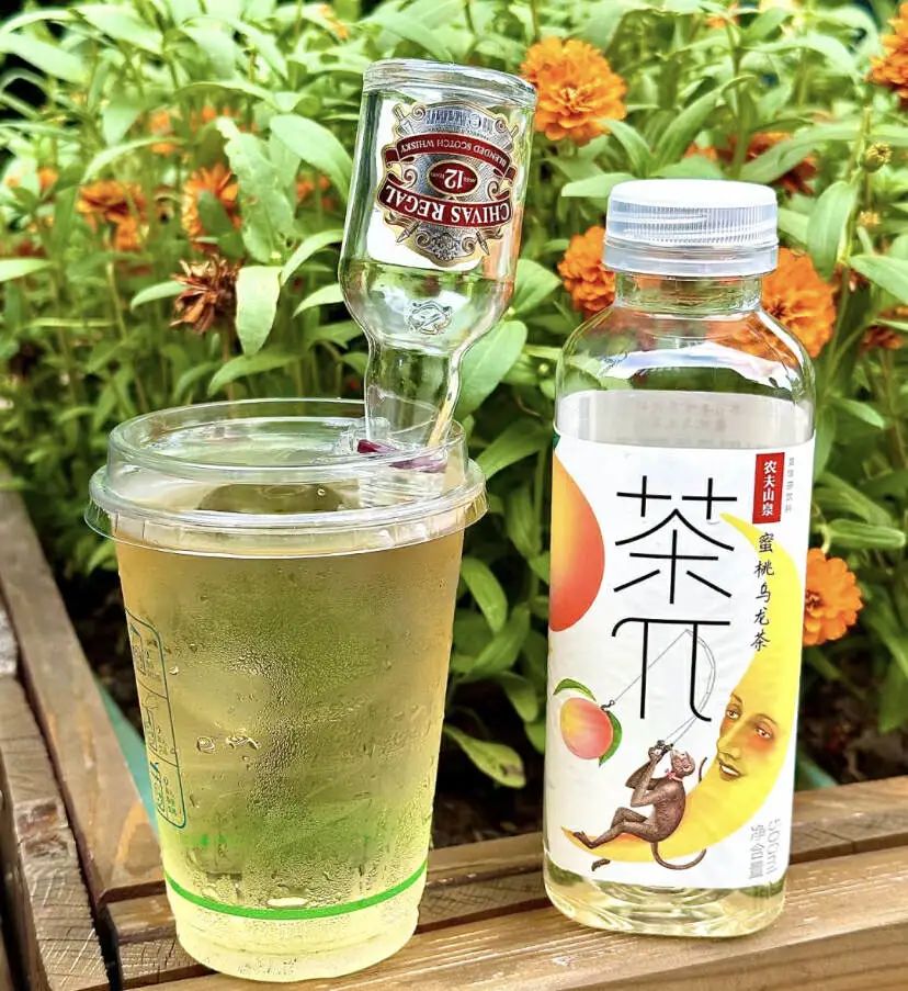 别骂瑞幸了，40℃打工人的命都是加冰给的