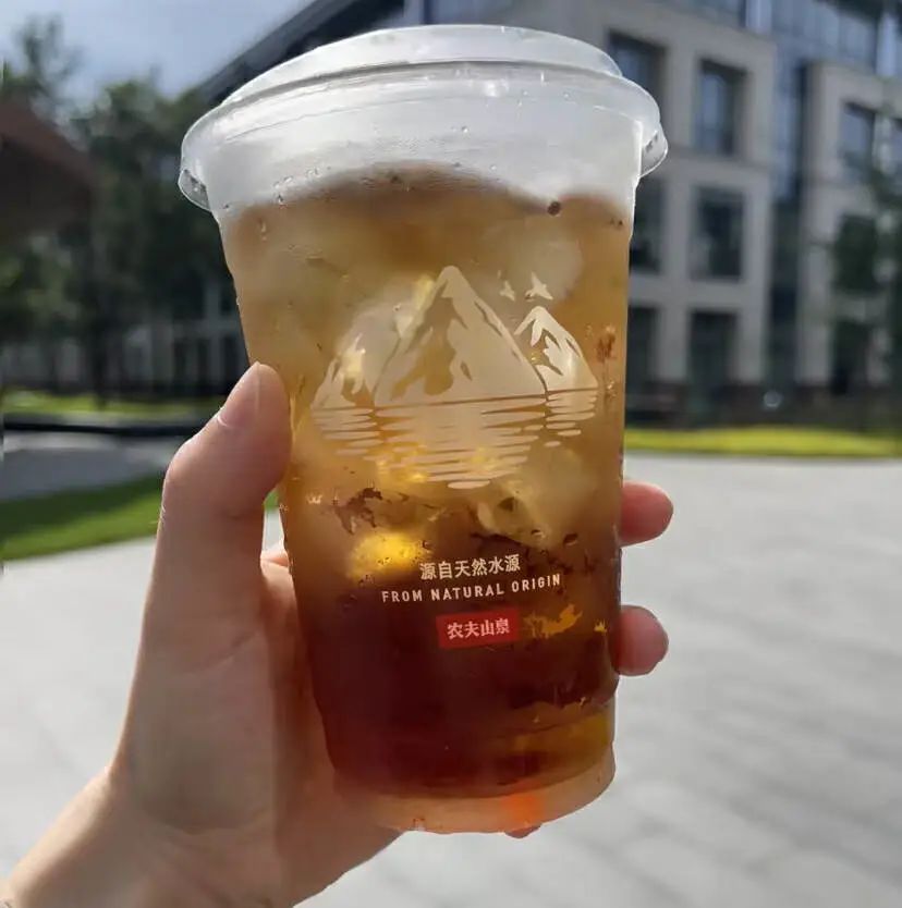 别骂瑞幸了，40℃打工人的命都是加冰给的