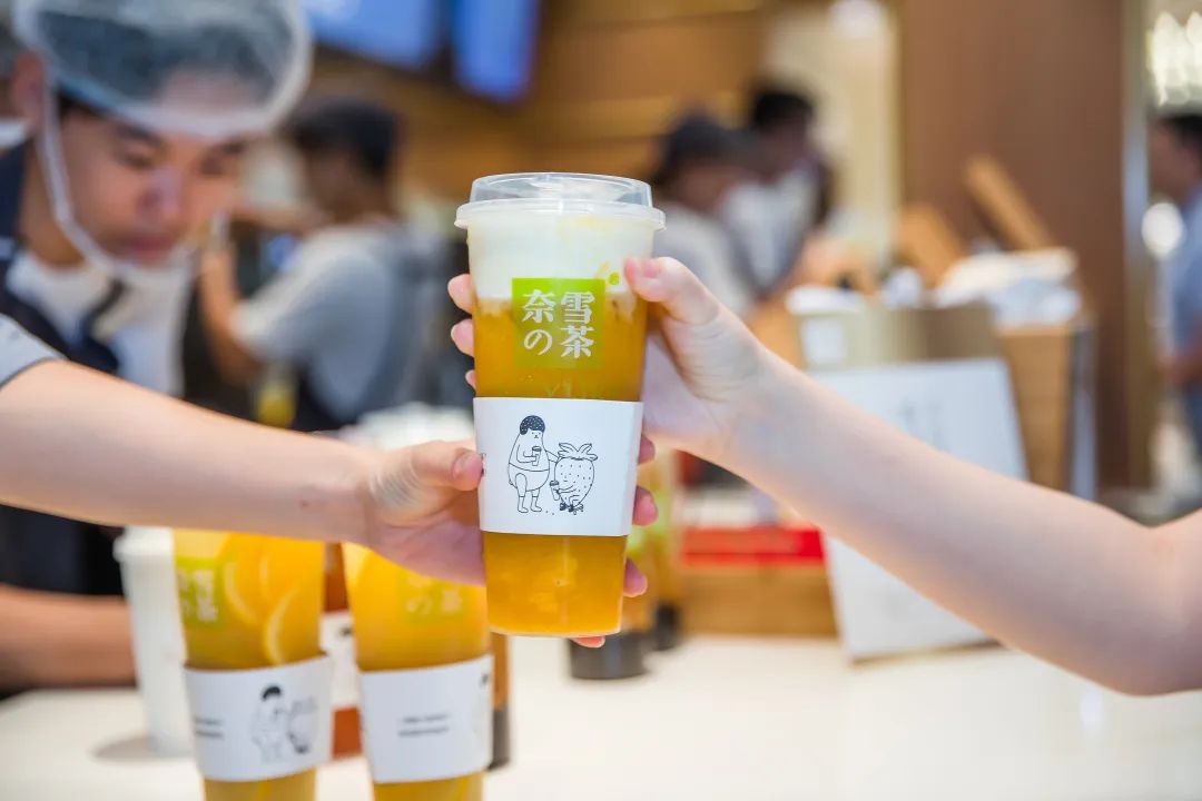 “没了创新”之后，新茶饮只能拿杯子“撒气”？