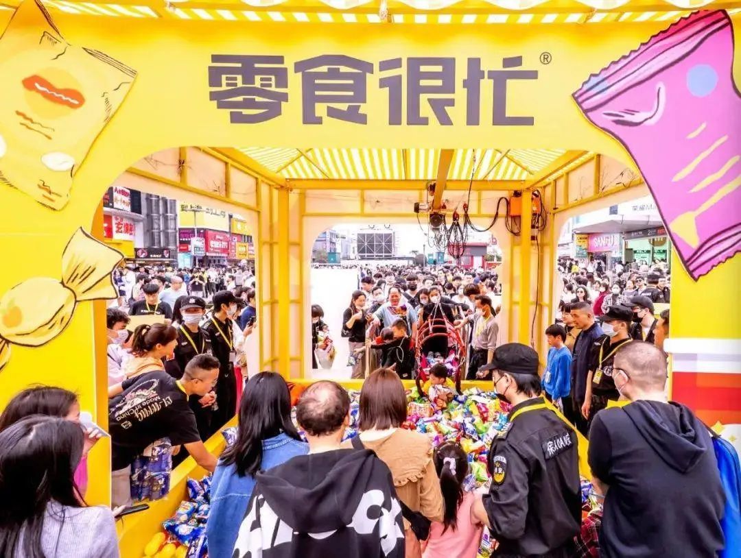 “助攻”品牌商销量、头部玩家亲自“下场”,量贩零食店这股热度能持续多久?