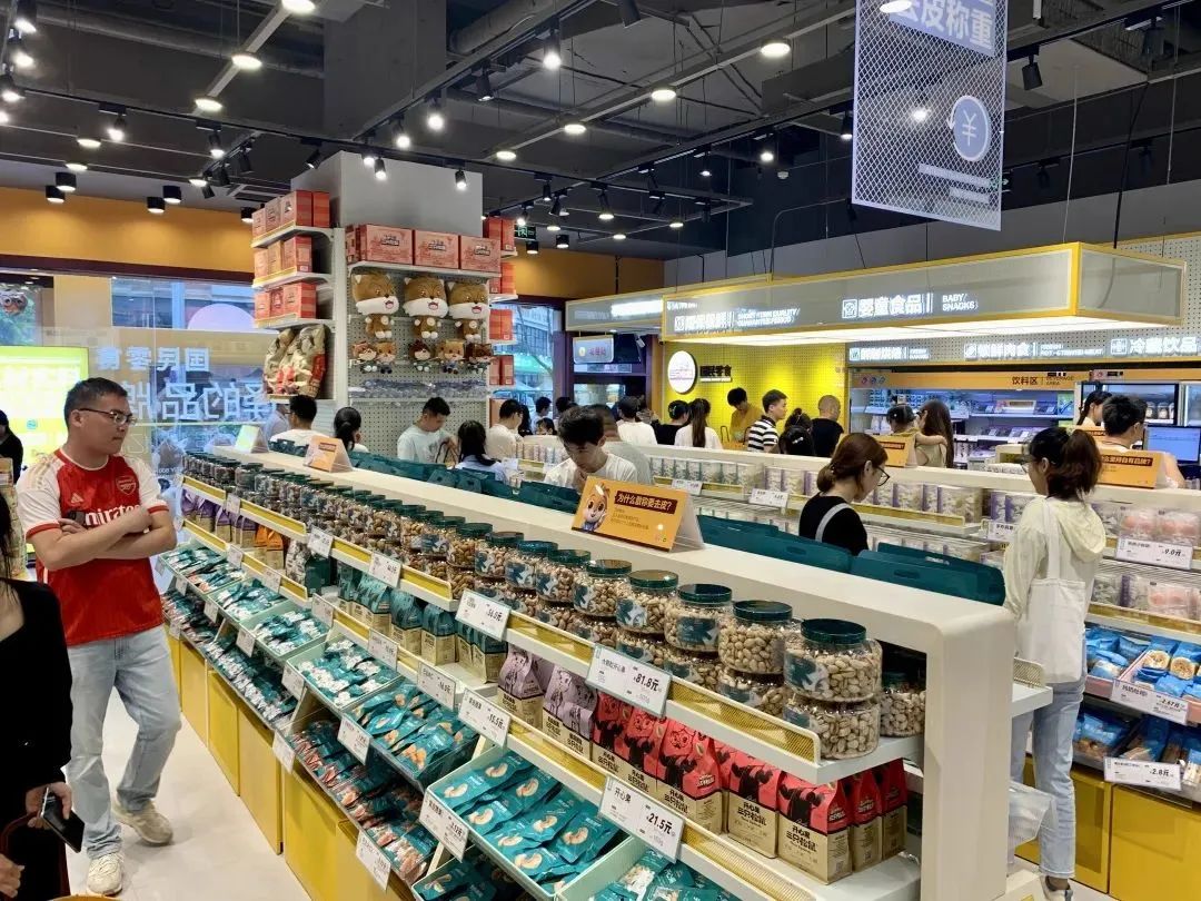 “助攻”品牌商销量、头部玩家亲自“下场”,量贩零食店这股热度能持续多久?