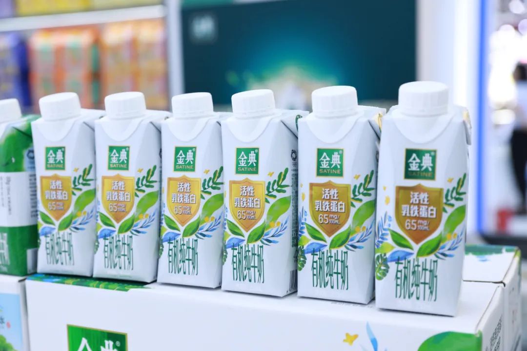 从世界奶业大会,看金典引领高端白奶新航向!