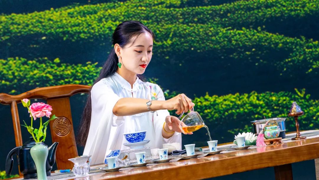 开辟“现泡茶饮品”新赛道，伊刻活泉现泡茶新品重磅上市！