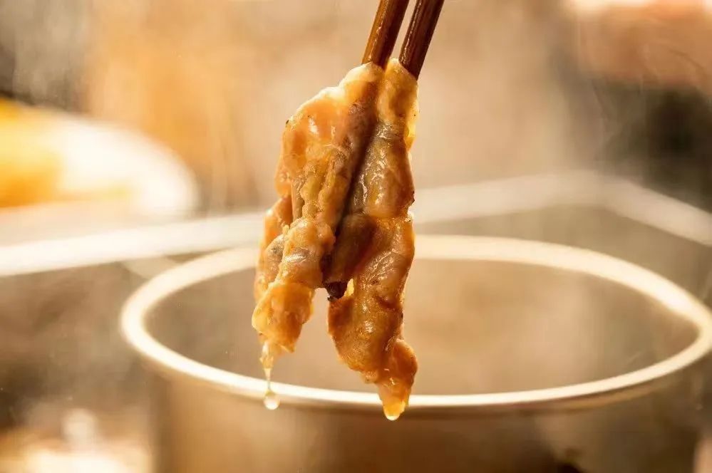 “挂羊头卖鸭肉”,多家餐饮陷售假风波:你吃到的羊肉卷,每一口都不保真