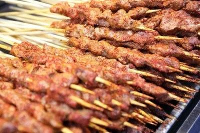 “挂羊头卖鸭肉”,多家餐饮陷售假风波:你吃到的羊肉卷,每一口都不保真