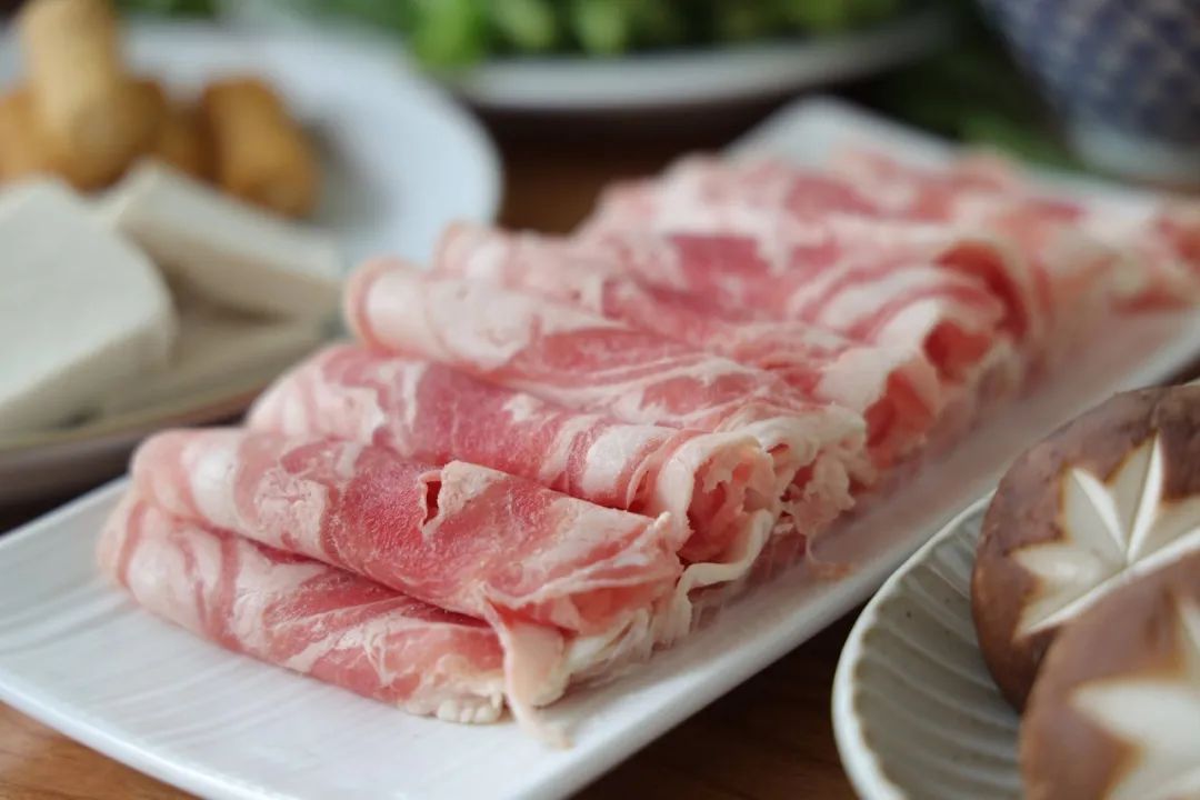 “挂羊头卖鸭肉”,多家餐饮陷售假风波:你吃到的羊肉卷,每一口都不保真