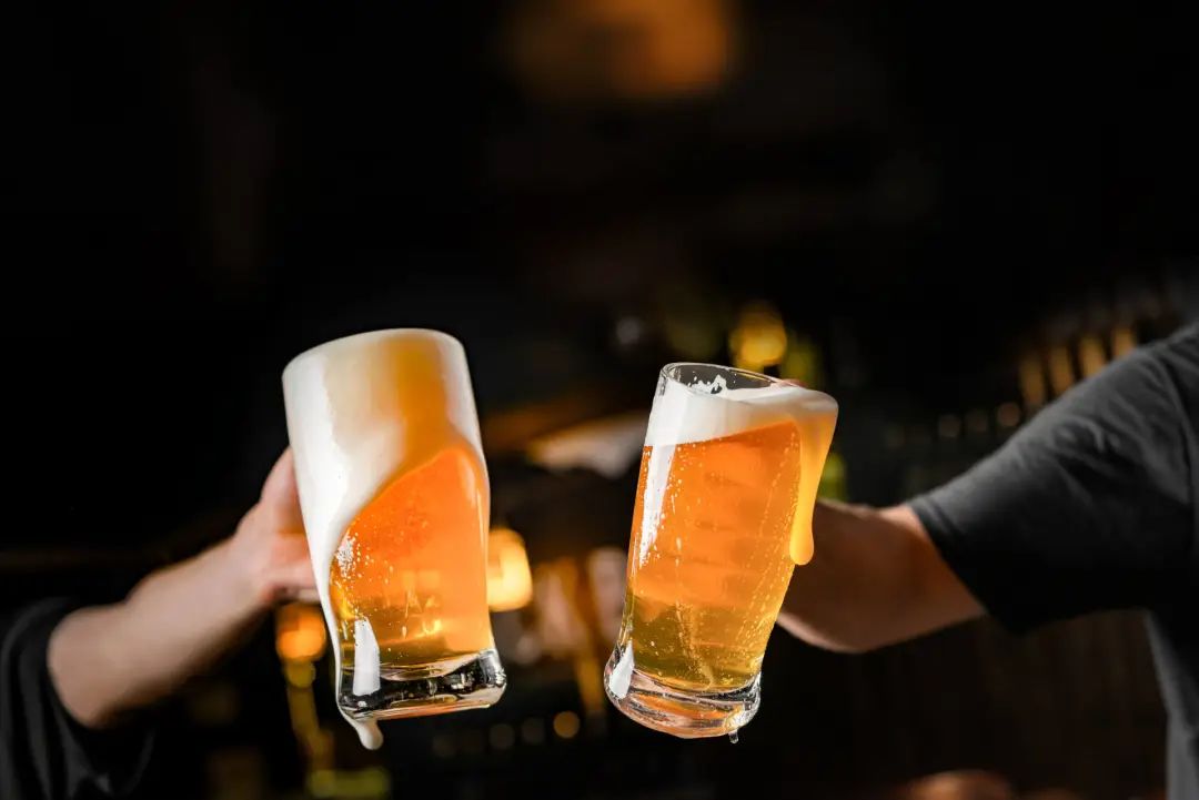 “两大引擎”拉动啤酒股普涨!
