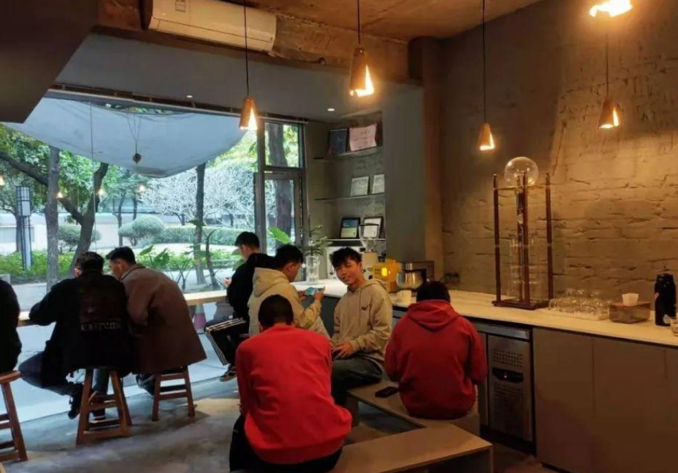 扛不住了,至少3万+咖啡店已悄然倒闭…..